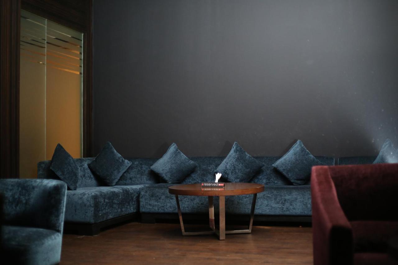 V 7 Hotel Csennai Kültér fotó