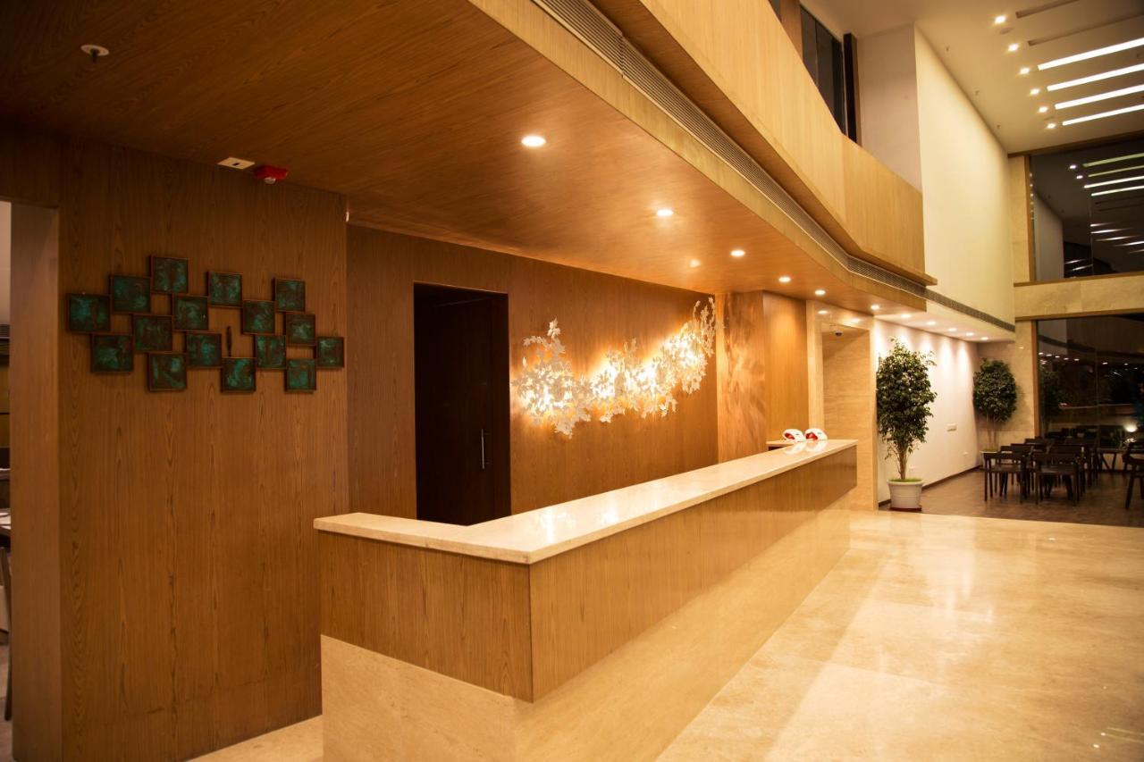 V 7 Hotel Csennai Kültér fotó