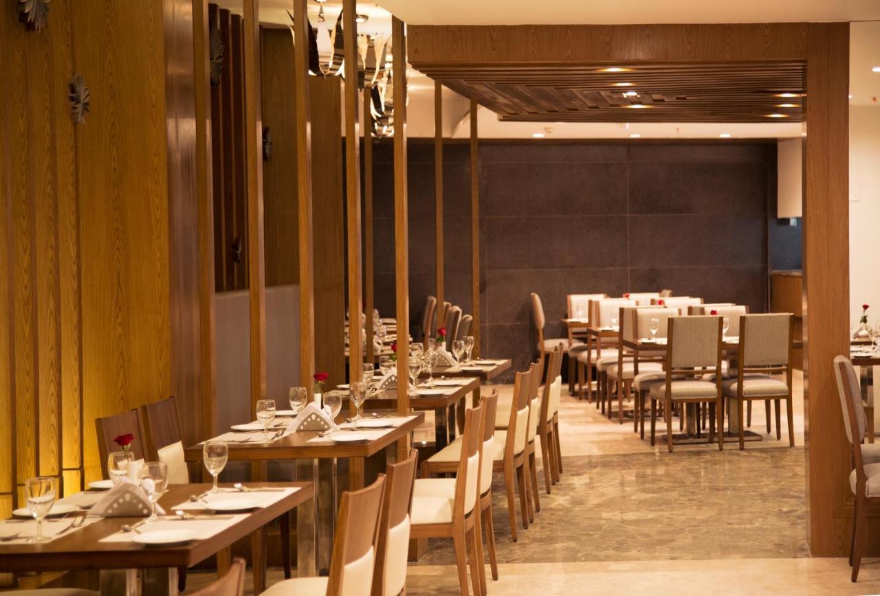 V 7 Hotel Csennai Kültér fotó