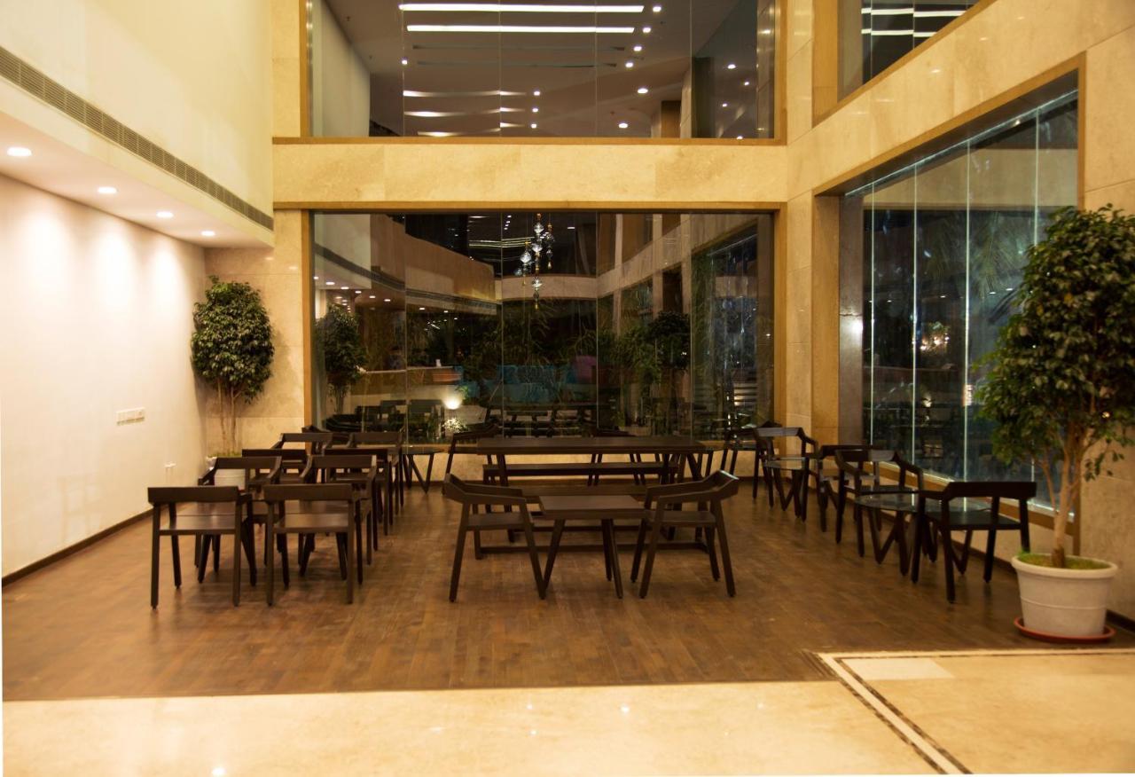 V 7 Hotel Csennai Kültér fotó