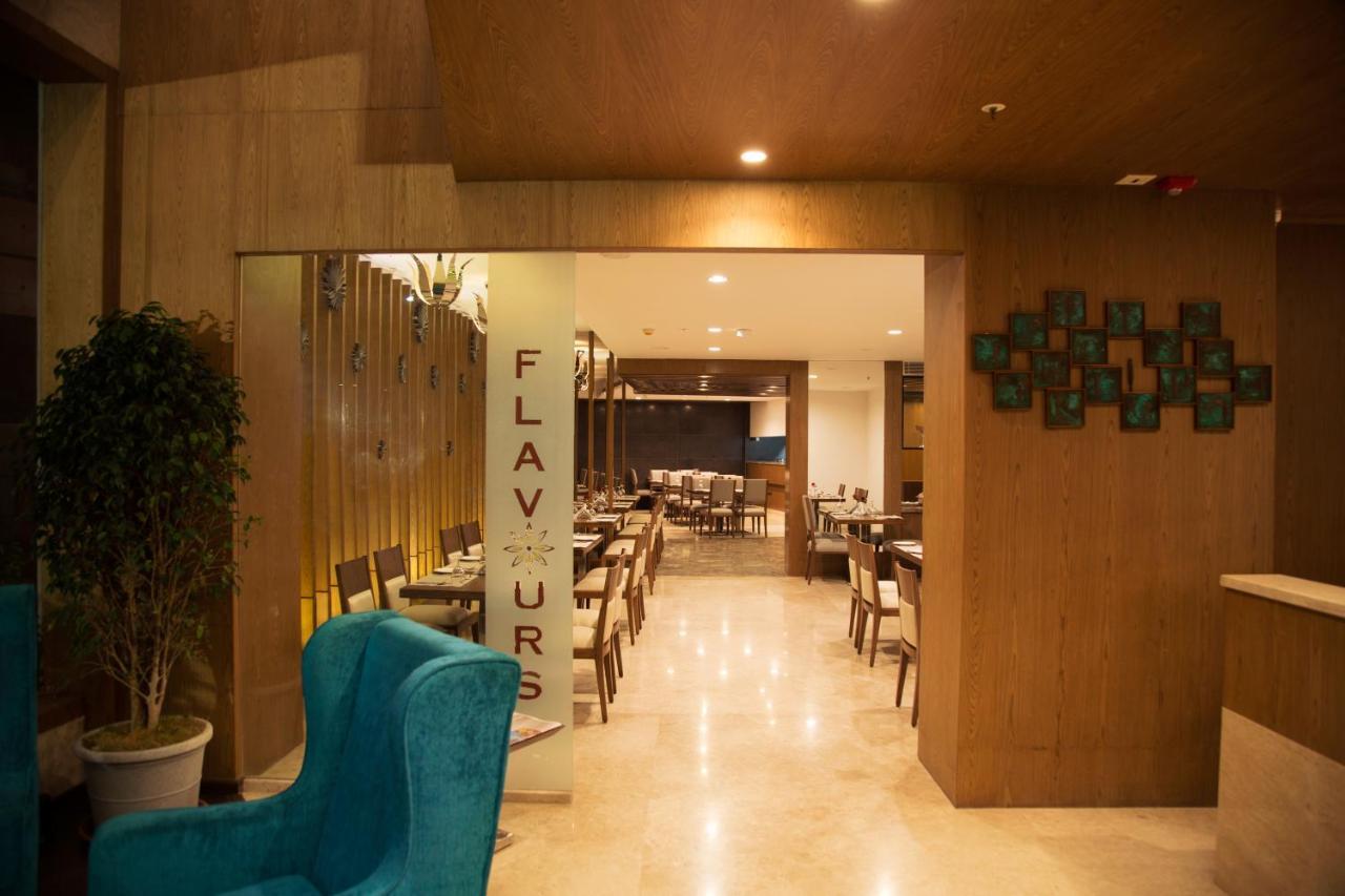 V 7 Hotel Csennai Kültér fotó