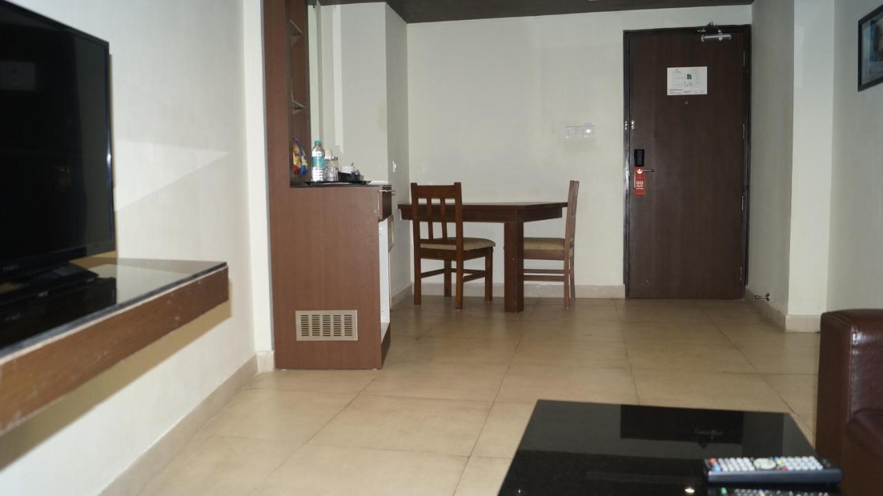 V 7 Hotel Csennai Kültér fotó