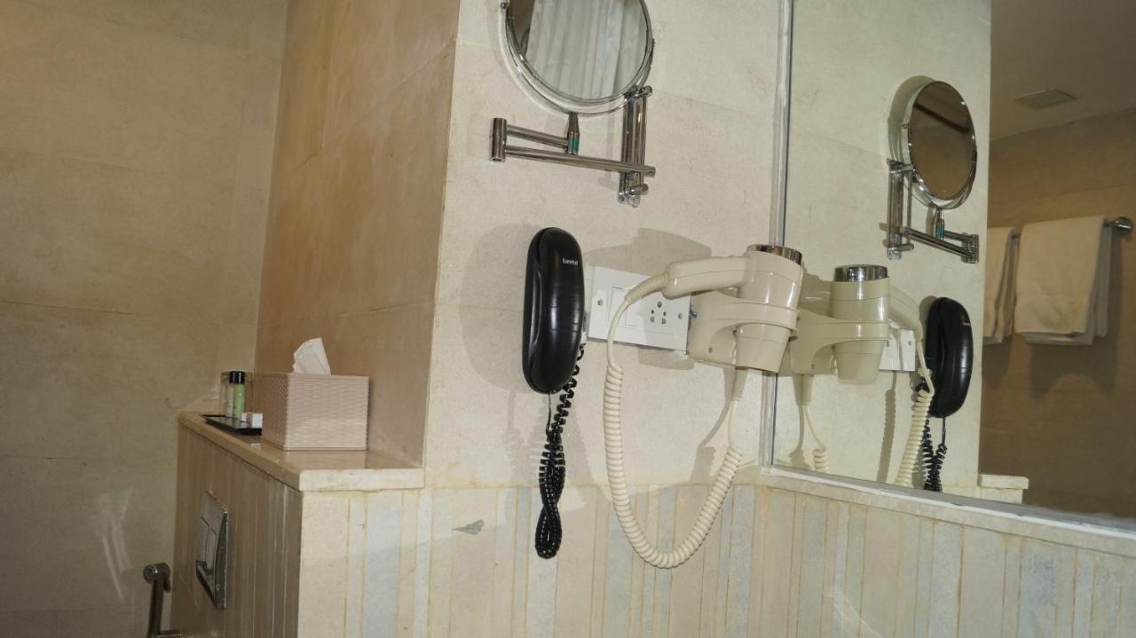 V 7 Hotel Csennai Kültér fotó